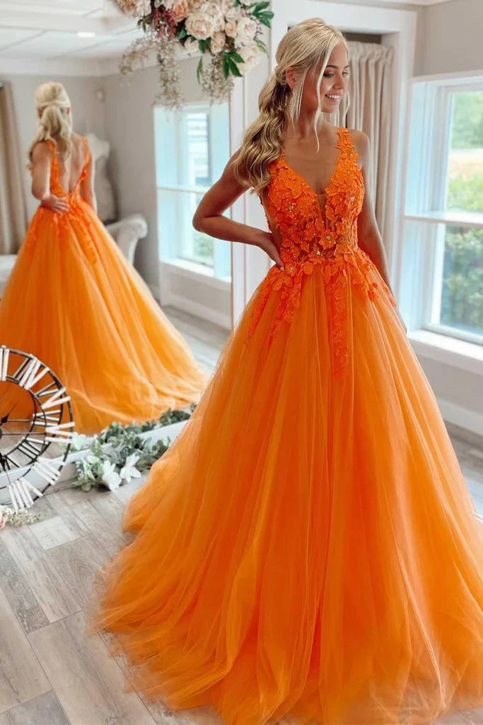 Hermoso vestido de noche largo de tul con flores naranjas y escote en V en forma de A